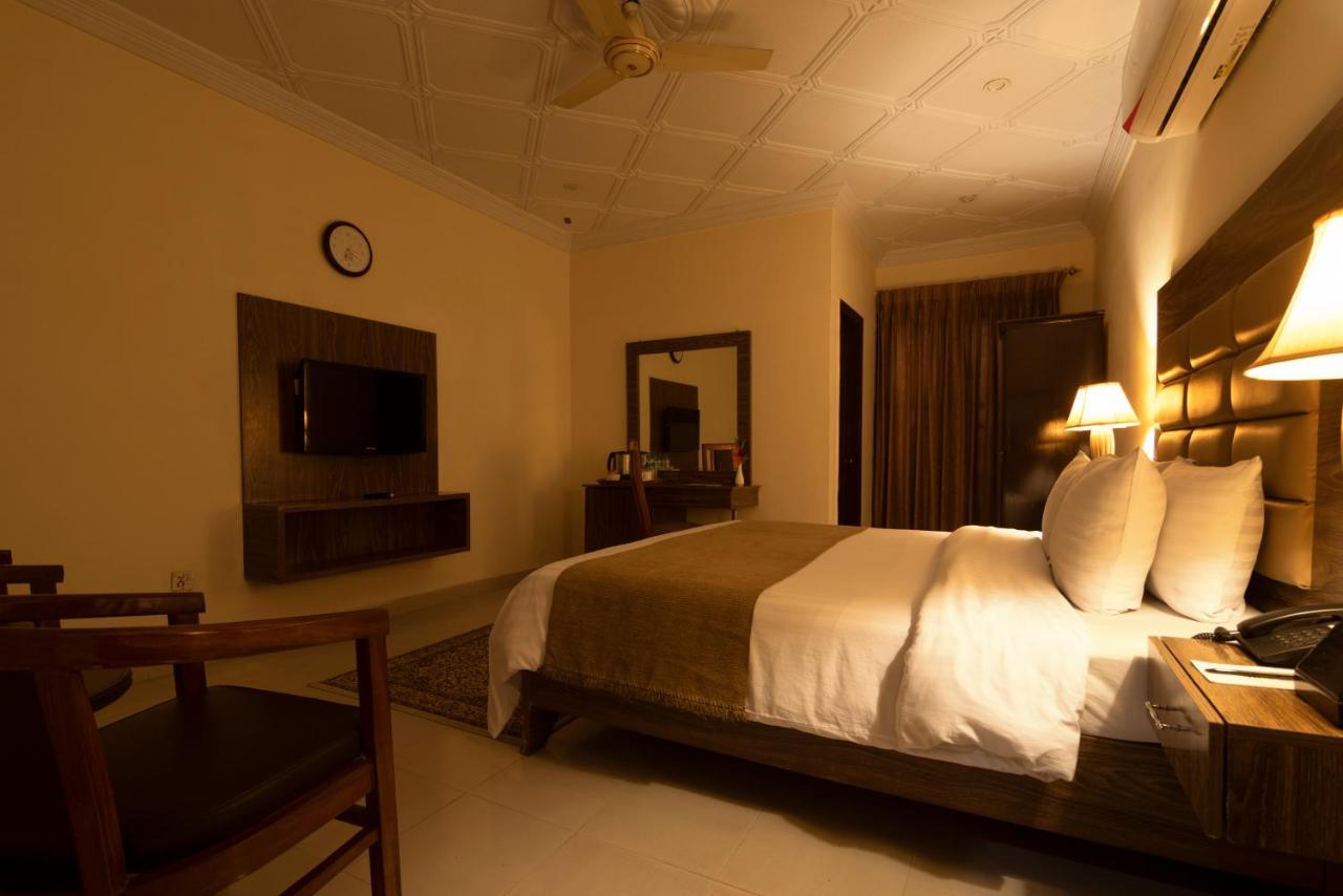 Hotel One Lalazar Мултан Экстерьер фото