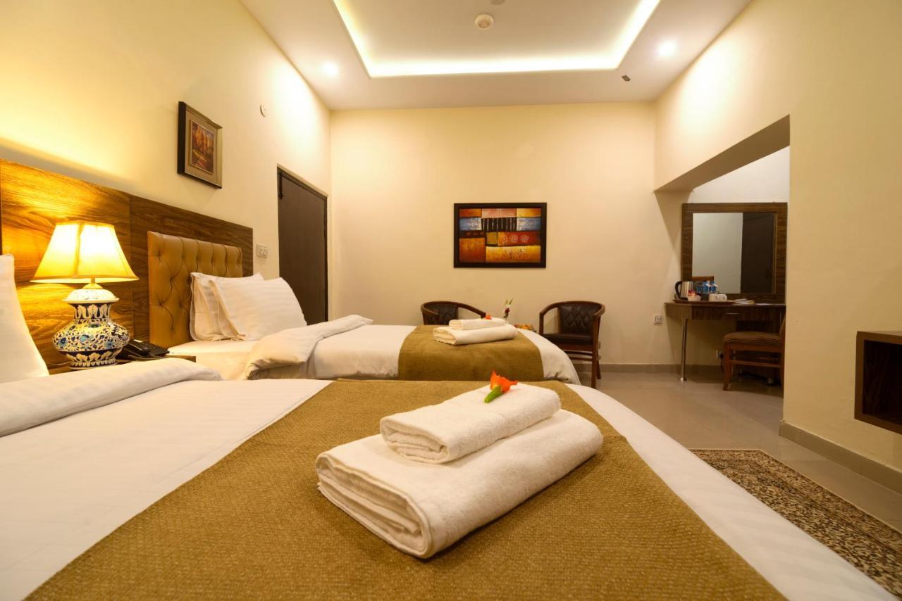 Hotel One Lalazar Мултан Экстерьер фото