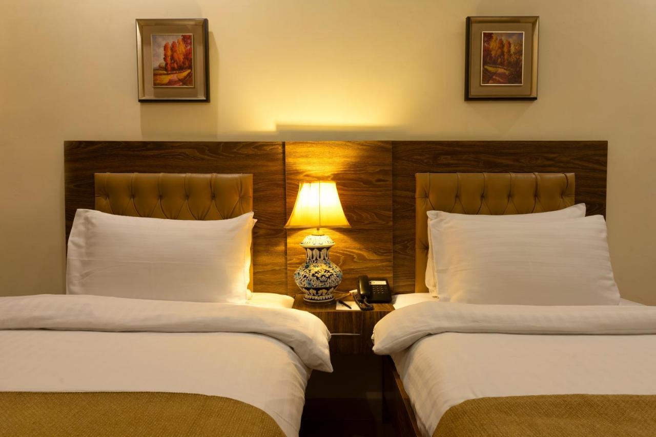 Hotel One Lalazar Мултан Экстерьер фото