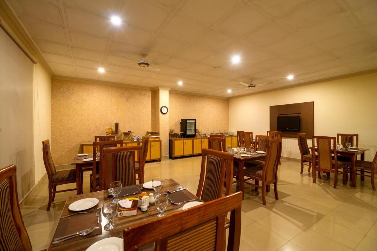 Hotel One Lalazar Мултан Экстерьер фото